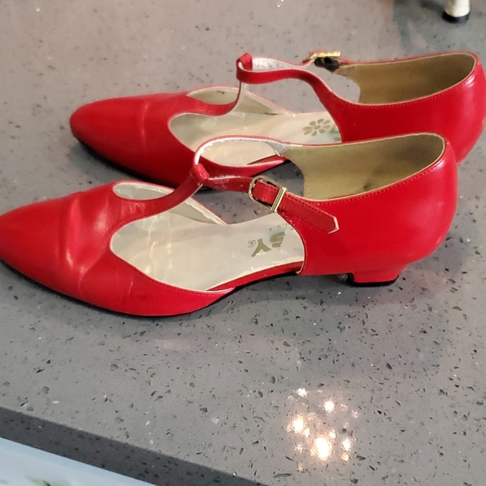 Daisy red shoes